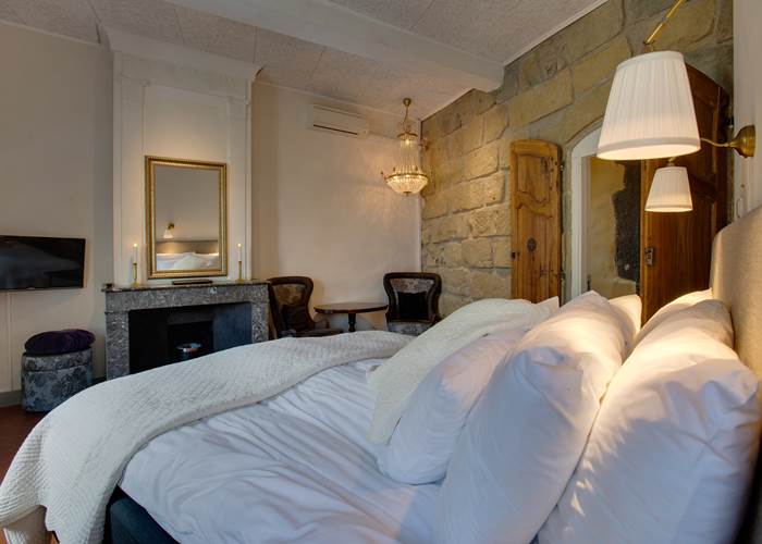 Escapat room fireplace