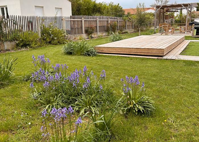 Un espace arboré autour de la piscine de Maison Ginette