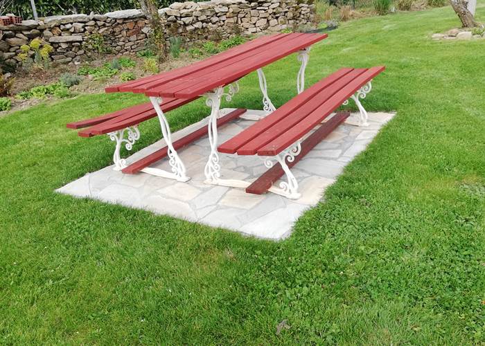 table dans le jardin