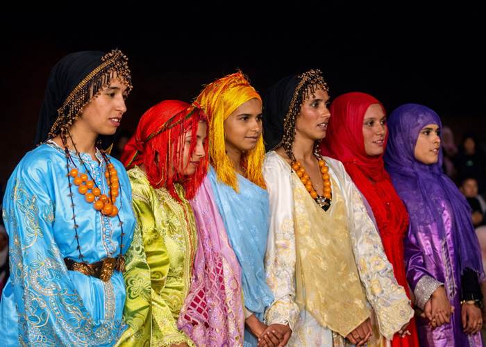 Jeunes femmes en tenues de fête pour un mariage traditionnel berbère