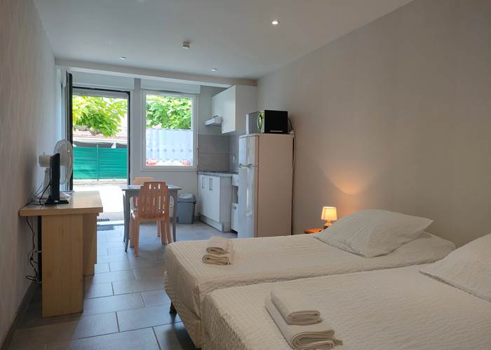 Studio Locaplage avec deux lits individuels pour séjour en groupe à Taussat-les-Bains