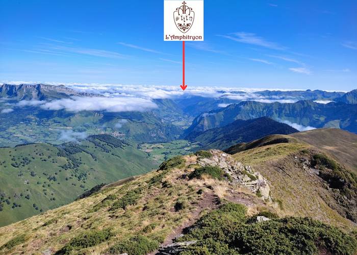 Paysages des Pyrénées Béarnaises - La maison d'hôtes l'Amphitryon vue du haut de la Vallée d'Aspe
