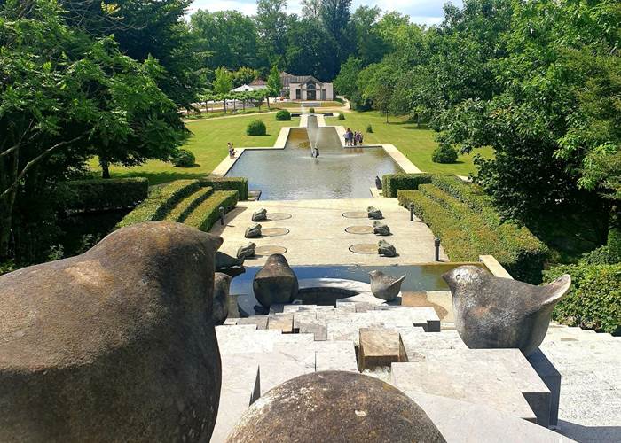Eugénie les Bains, village. Parc publique, fontaine cascade