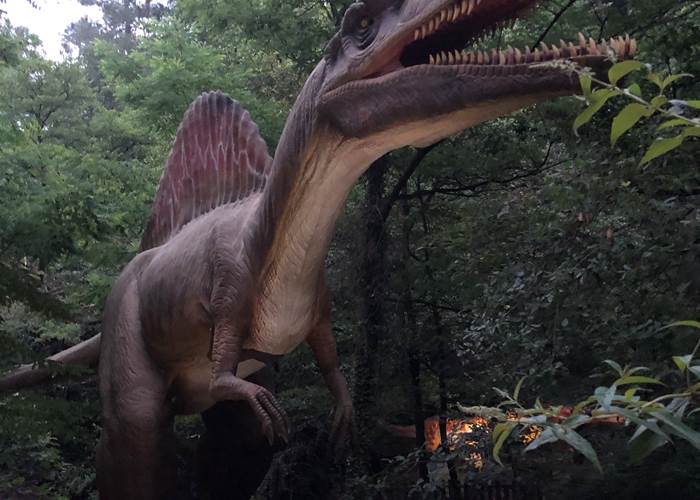 Parc Pinopedia avec certains dinosaures animés