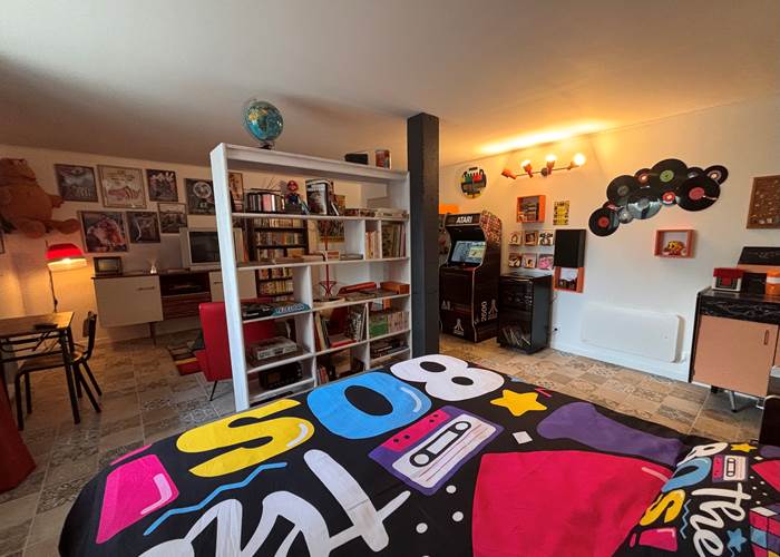 chambre vintage avec déco rétro des années 80