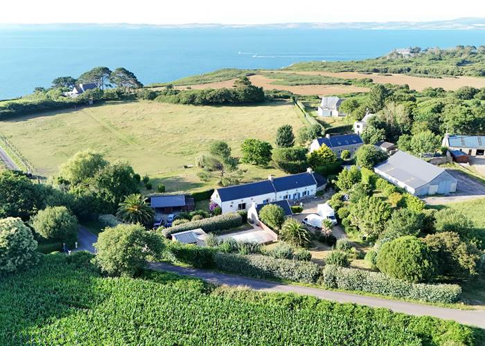 La vue du domaine, du gite, du jardin et de la piscine