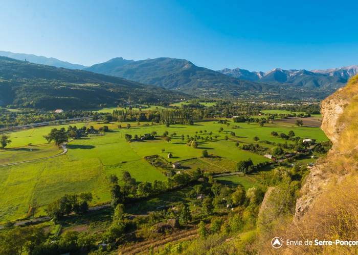 La plaine sous le Roc d'Embrun