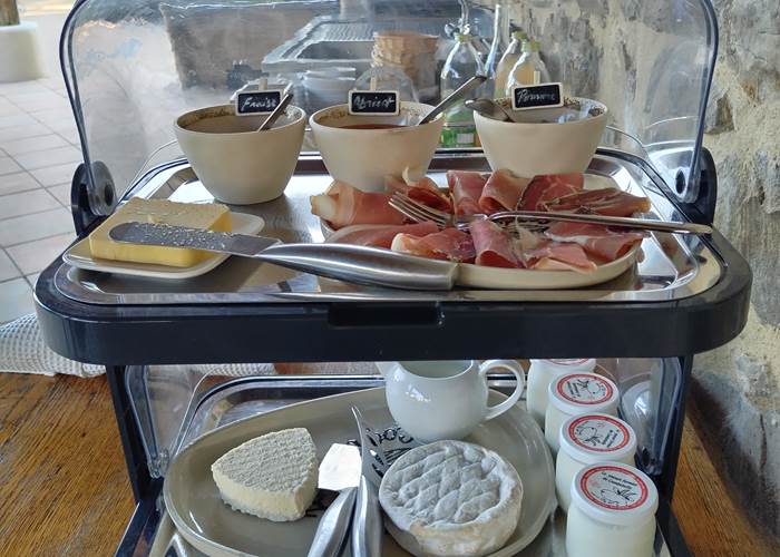 Petit déjeuner maison et avec des produits locaux