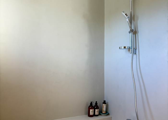 baignoire salle de bain chambre bleue