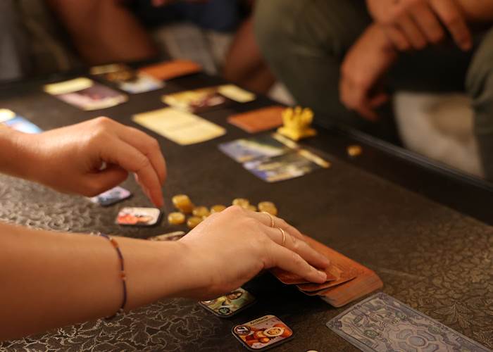 Soirée jeux dans le Château de Saint-Chamarand dans le Lot, ludothèque en accès libre dans le grand salon