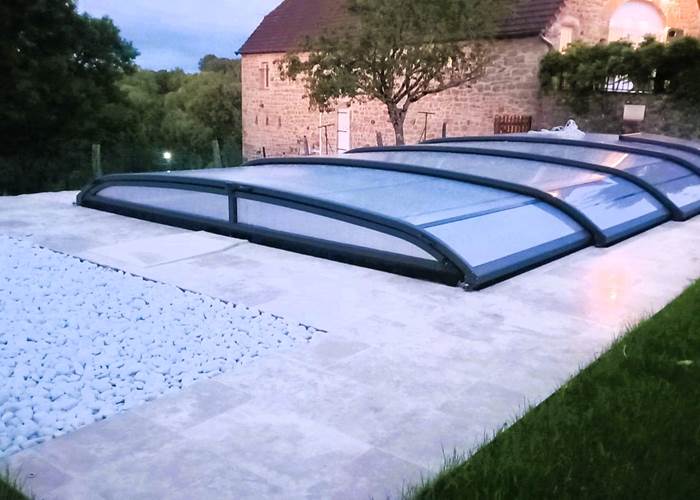 Le soleil se couche sur le domaine