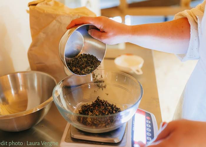 mélanges de thés et de plantes faits avec amour dans mon atelier des Ardennes
