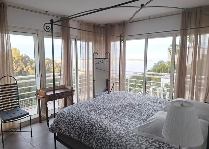 Chambre lit baldaquin villa Cannes