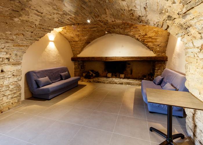 Espace convivial avec cheminée
