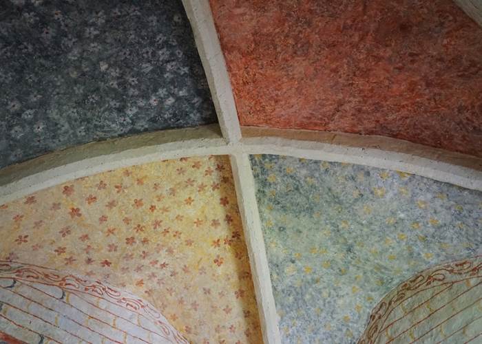 Voûte colorée de la chapelle de Vongnes, village viticole Bugiste à proximité du Manoir du Colombier