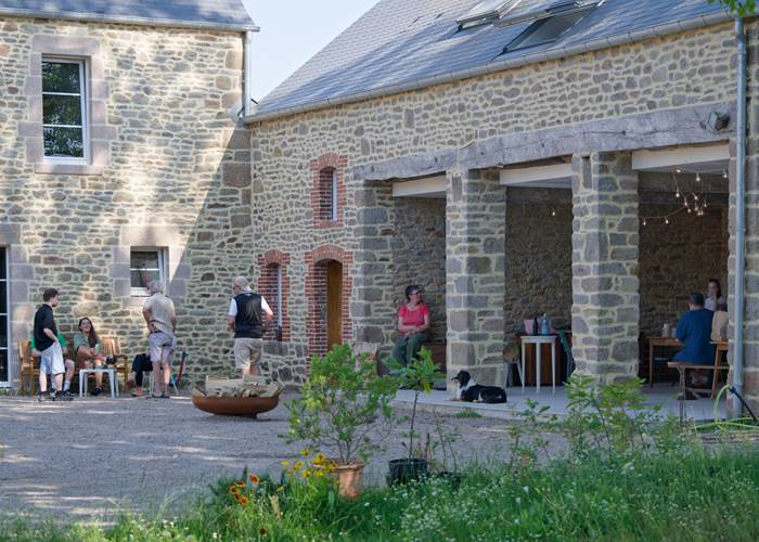 Séminaire Préau Espace extérieur couvert avec un chien