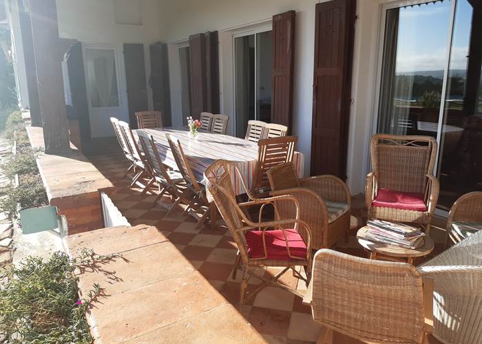 Une terrasse ombragée pour se délecter de la vue