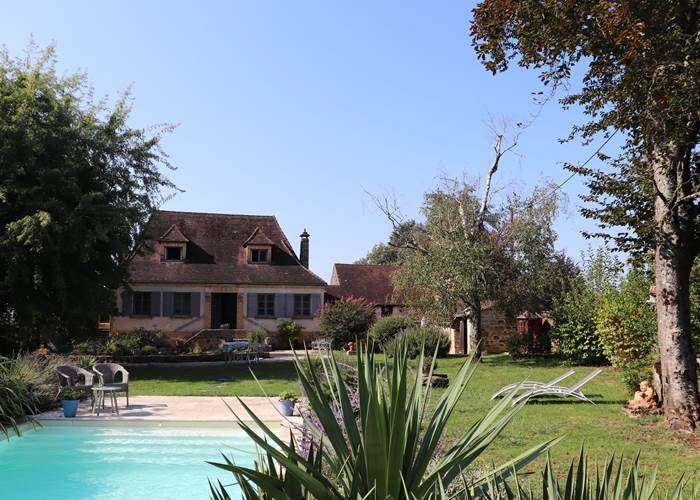 Les Charmes de Sarlat - Jardin vue maison et piscine 3