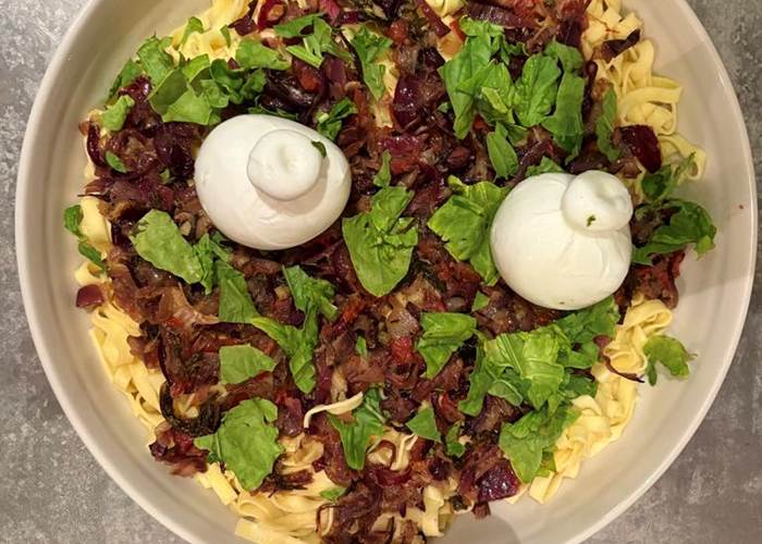 Pâtes fraiches/oignons confits/burrata/feuilles d'épinards