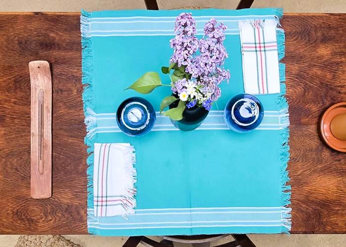 Table dressée avec bouquet de fleurs du jardin vue du dessus de la Petite Yourte