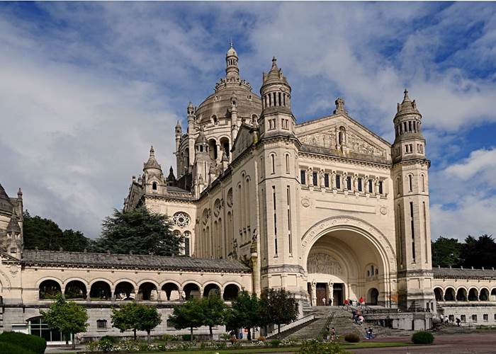 Basilique Lisieux - gîte de groupe 10 - 14 personnes Valorbiquet
