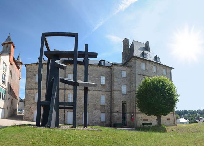 Sculpture de Robert Jacobsen devant le Centre d'art contemporain de Meymac
