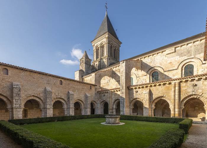 Abbaye de Nieul sur l'Autise - Copyright Julien Gazeux