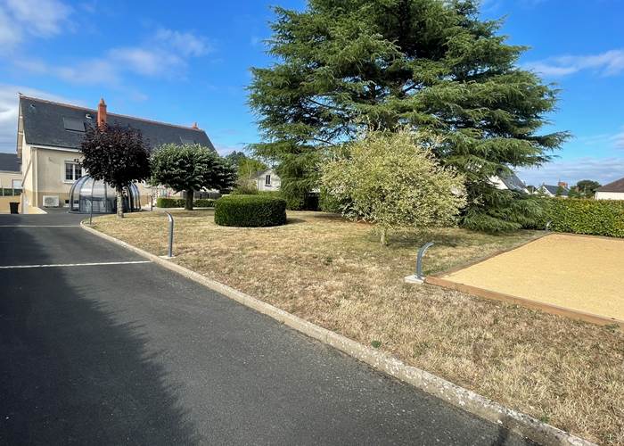 Allée de parking privé dans le jardin