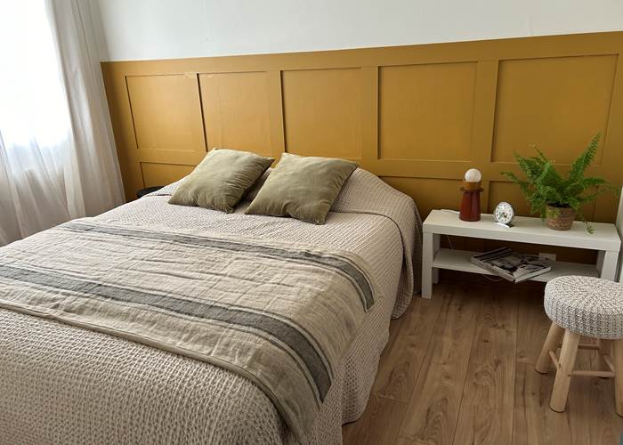 vue du lit deLa chambre " Moutarde douce" de Maison GInette à Oléron