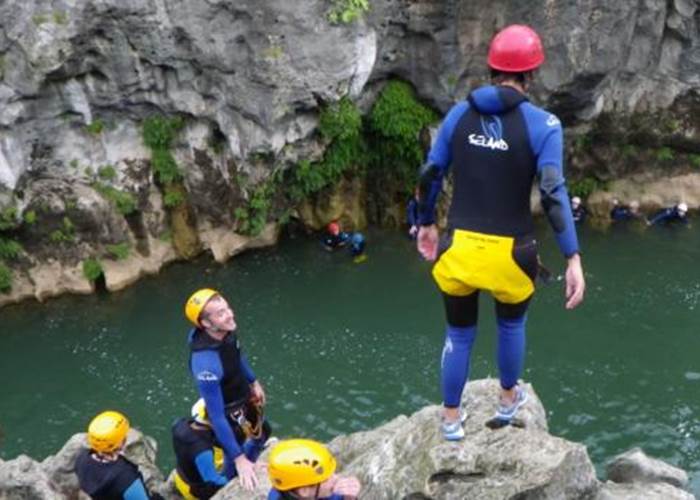 vue-sur-les-gorges-de-l-herault-proche-de-saint-guilhem-le-desert_1024x350-crop=1