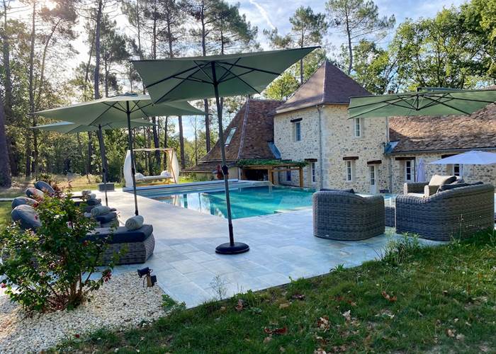 piscine-debordement-parasols-transats-bergerac