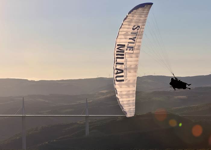Parapente au-dessus de Millau LRR Style Millau