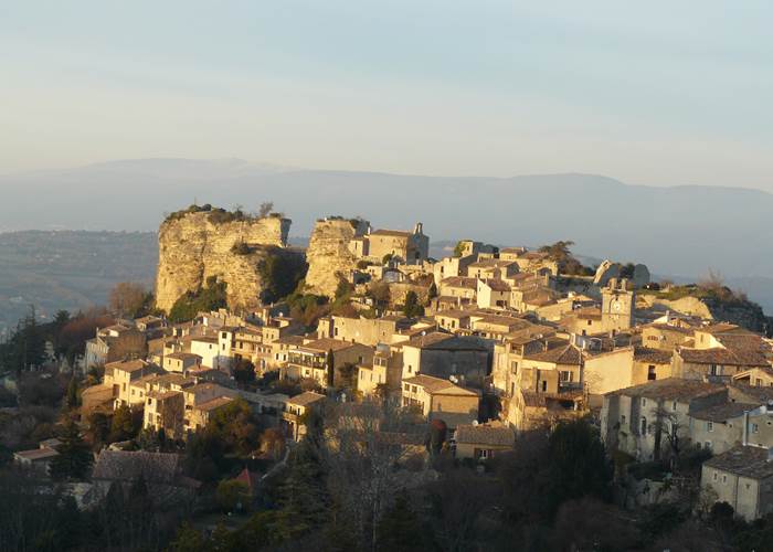 Village de Saignon dans le Luberon et le rocher de Bellevue