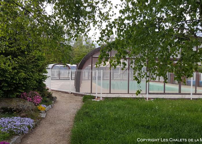 Les Chalets de la Margeride: le vert de la Nature et le bleu de la piscine...et du ciel