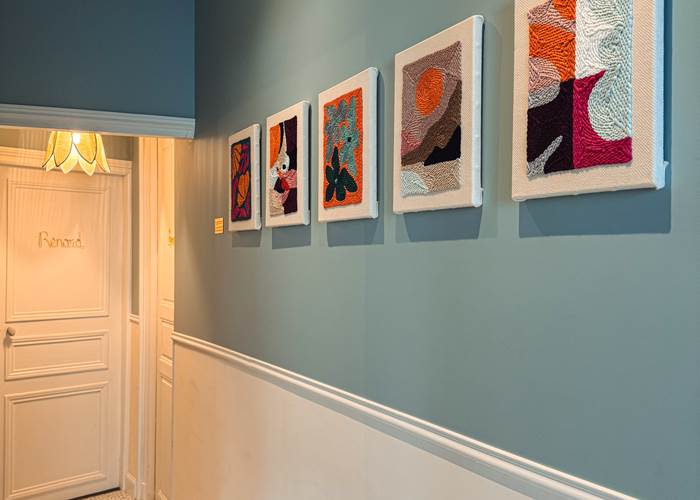 L'art local à découvrir : tableaux d'une créatrice inspirante"