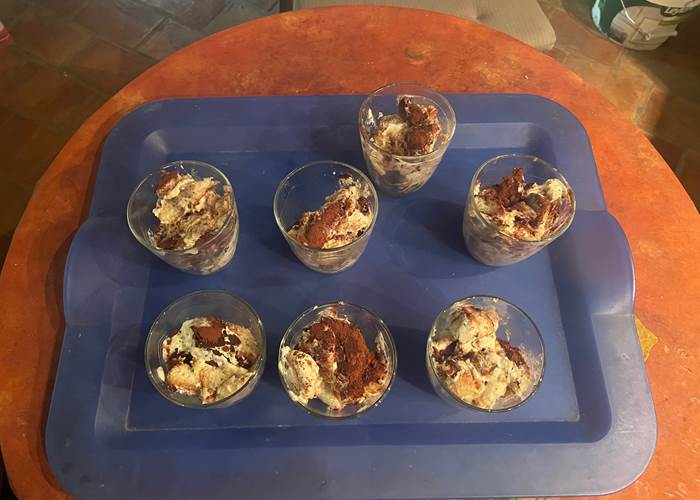 Plateau petit déjeuner avec les tiramisu