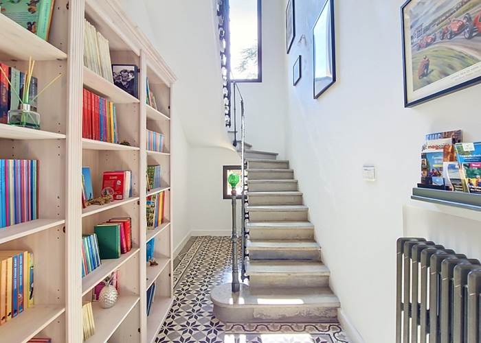 Bibliothèque et escalier de la maison d’hôtes des Gîtes de Monte Blanco à Montblanc dans l’Hérault