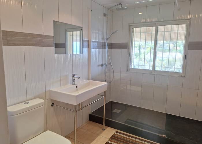 salle de bains des chambres niveau jardin