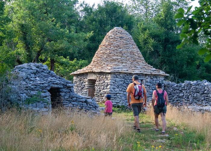 Randonnée en famille, découverte des cazelles