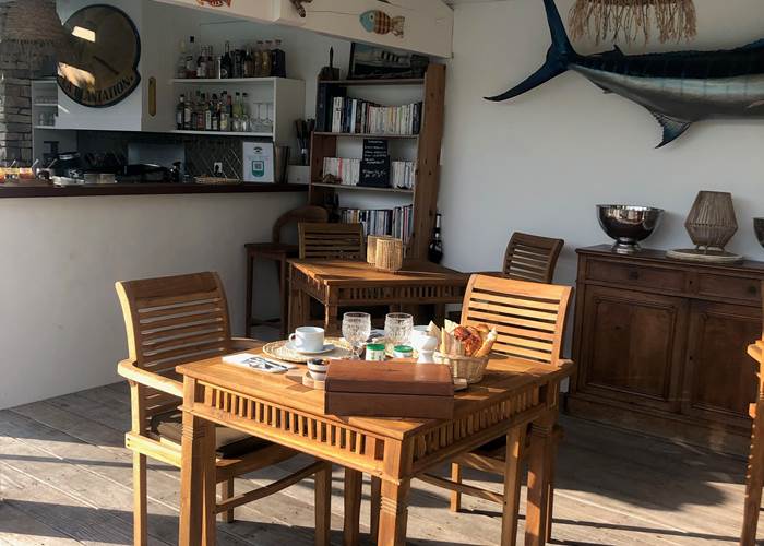 salle petit déjeuner au bord de la piscine