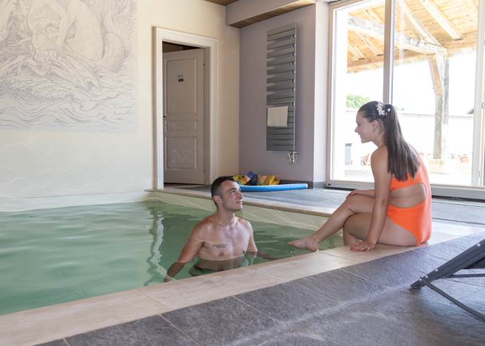Notre piscine intérieure vous invite à une expérience de détente inoubliable