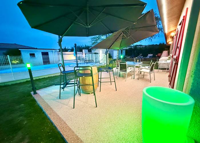terrasse-exterieure-parasol-piscine-nocturne_mas-des-anges_soussans-margaux-medoc-bordeaux-pauillac-vignoble-moulis.jpg