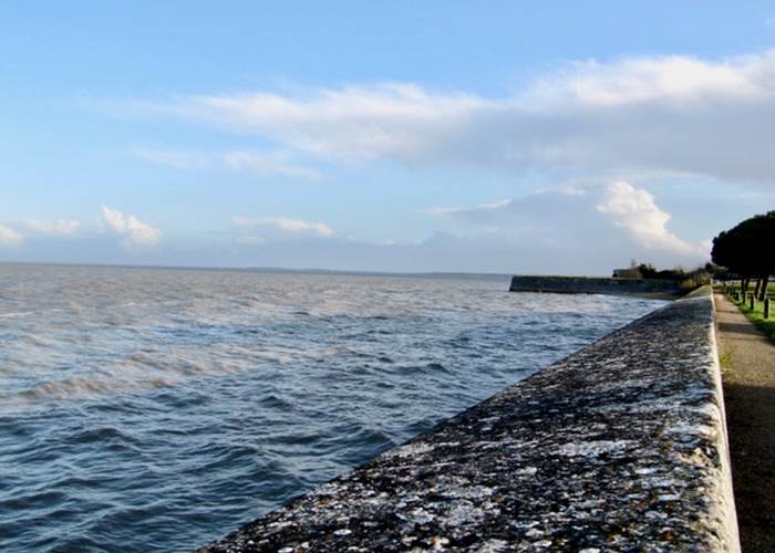 Promenade le long des remparts en bas de MaisonMer