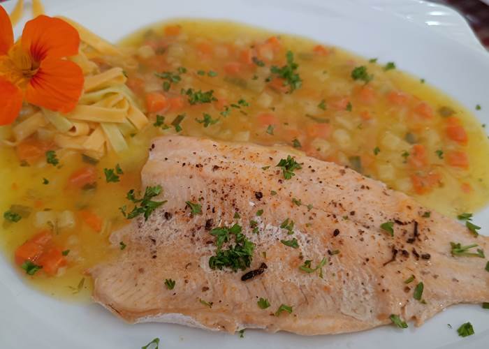 Filet de truite de Cendron, tagliatelles fraîches et sauce maison aux petits légumes et au safran