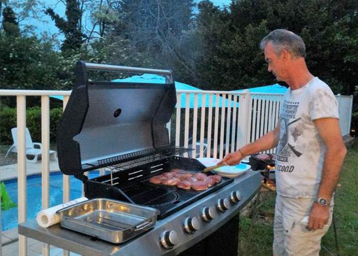 Eric au barbec sur la terrasse, magret de canard !