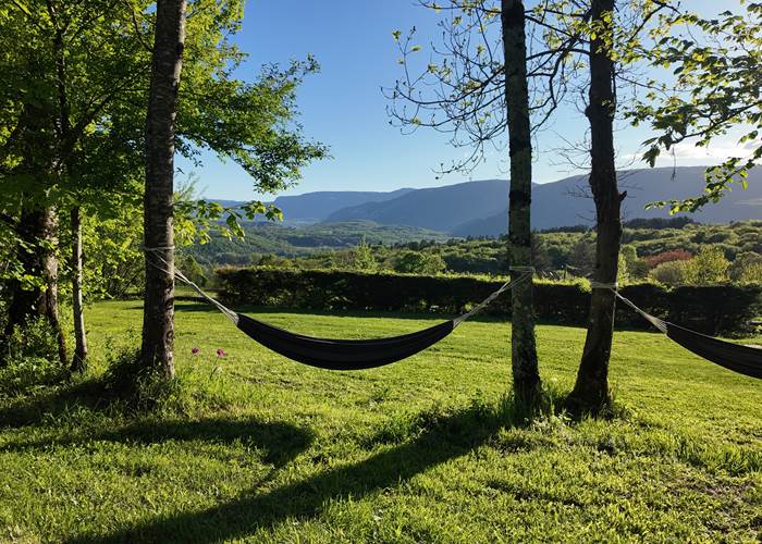 Hamac jardin ombragé – gîte 12 personnes Ain