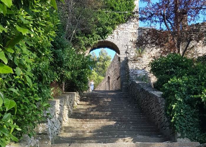 Bonnieux escaliers montée vers la chapelle au sommet du village