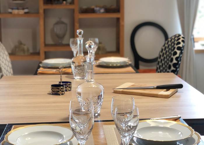 la table est dressée pour le dîner de nos hôtes