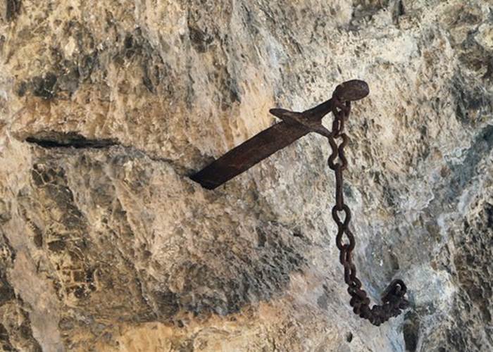 L'epee Durandal dans ler rocher dessus le sanctuaire.