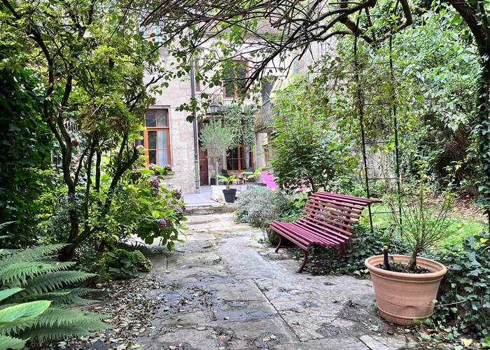 La cour du Clos Grimont au début de l'automne